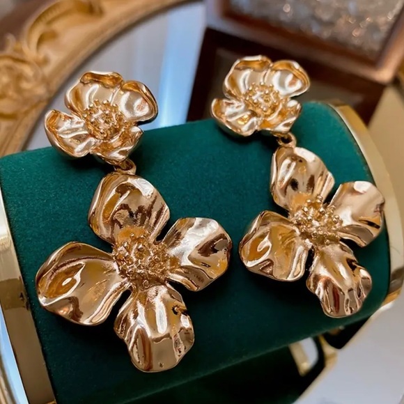 ❤️ Gold Double Flower Chandelier Earrings - Picture 6 of 6